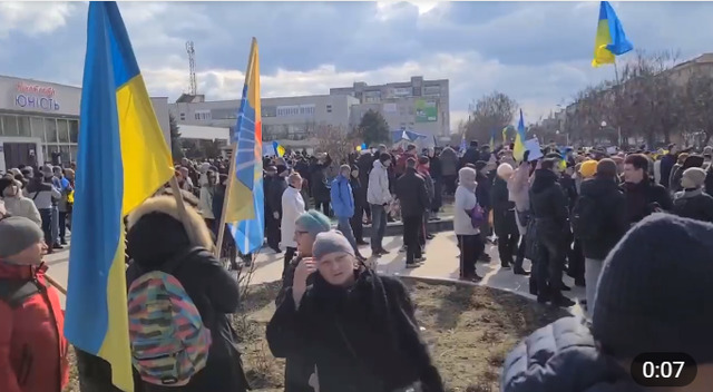 Багатотисячний протест у Новій Каховці: мешканці міста вийшли проти окупантів (відео)