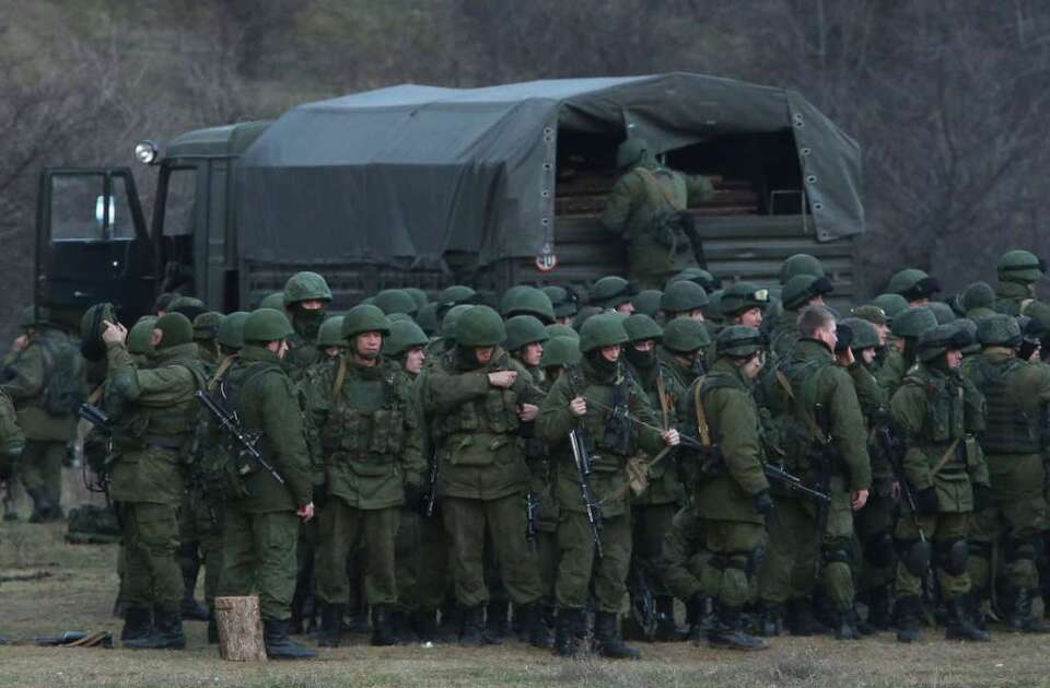 Окупанти готуються до наступу на Луганщині: стягують війська та техніку
