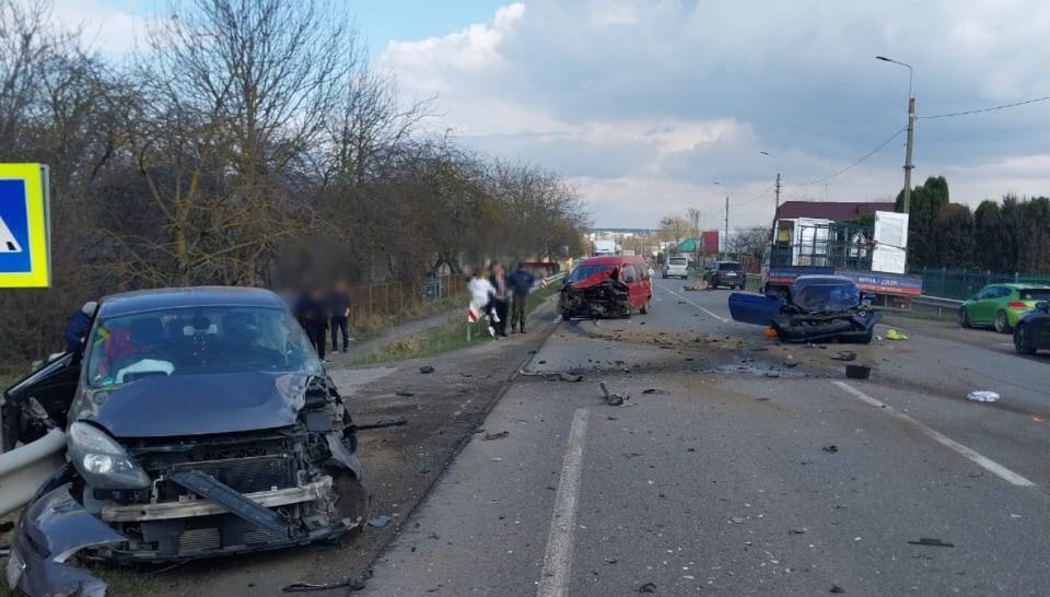 На трасі Тернопіль-Львів сталася потрійна аварія: рух на дорозі ускладнено