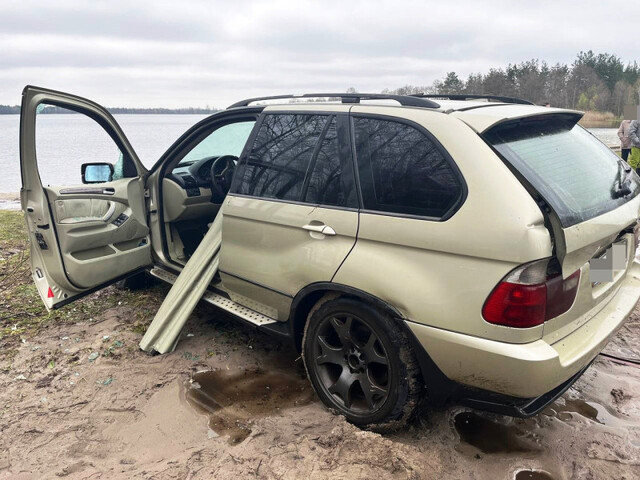 На Рівненщині автомобіль з людьми потонув в озері