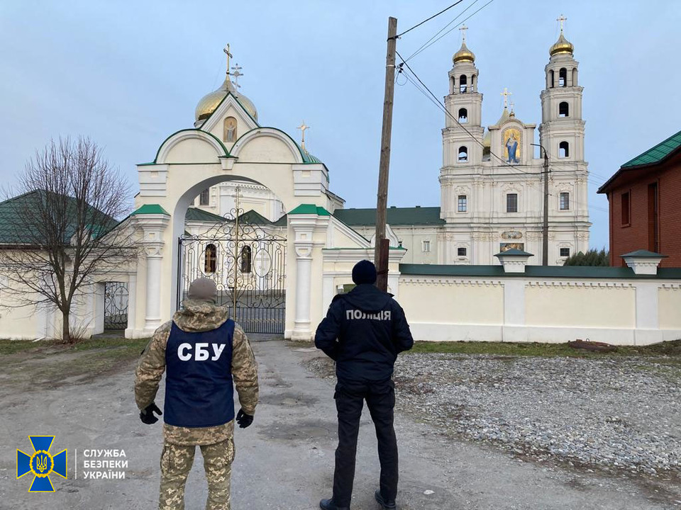 У Хмельницькій області тривають масштабні обшуки у церквах московського патріархату