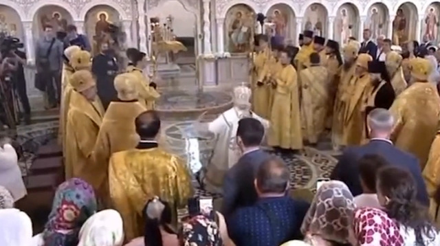 Московський патріарх Кирило під час літургії на росії гепнувся на землю: у мережі показали відео