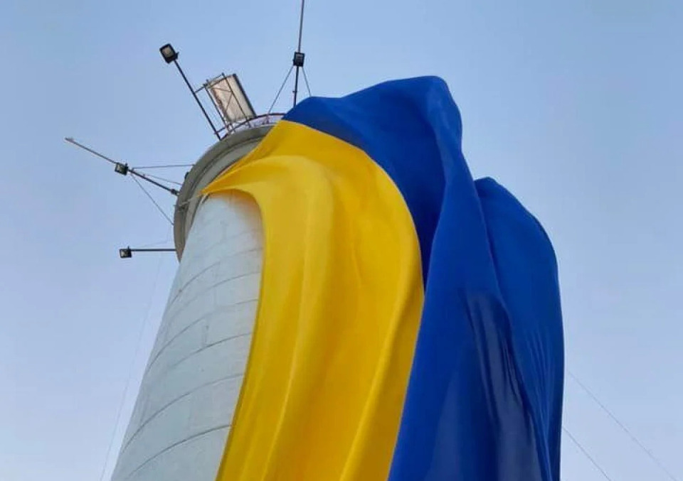 На Воронцовському маяку в Одесі розгорнули 18-метровий український прапор