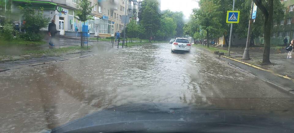 Потужна злива у Львові підтопила вулиці