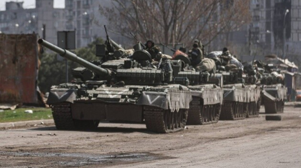 Росія стягує в Україну військових та техніку з позначками «V»
