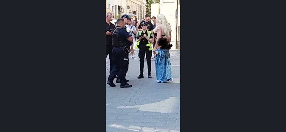 У центрі Львова переодягнений в жінку чоловік намагався покусати поліцейського
