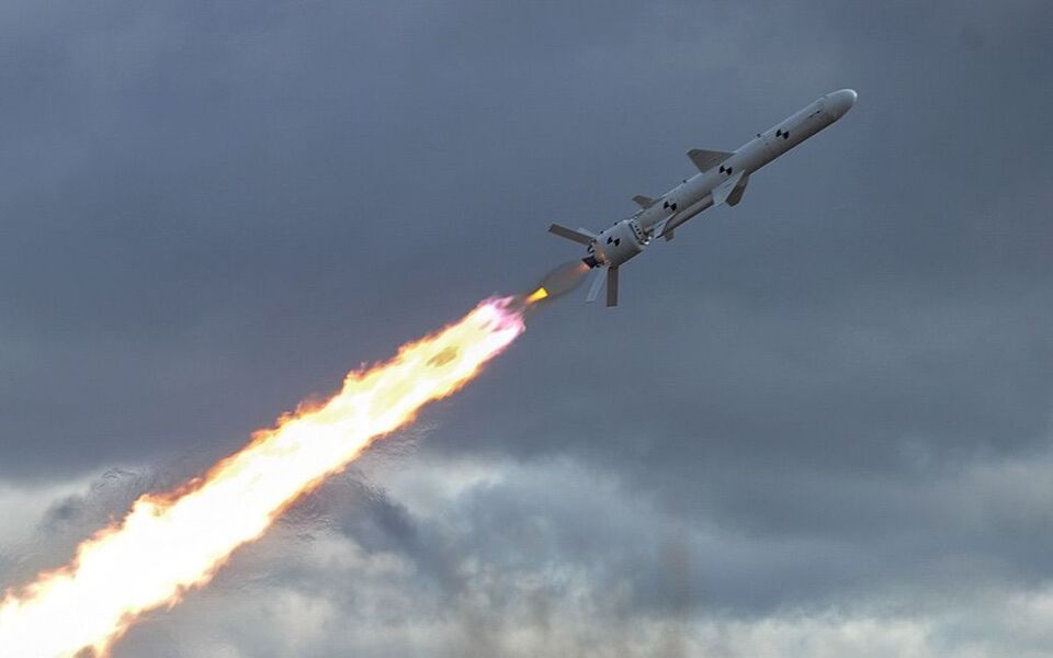У Києві пролунали потужні вибухи: тривають удари крилатими або балістичними ракетами.