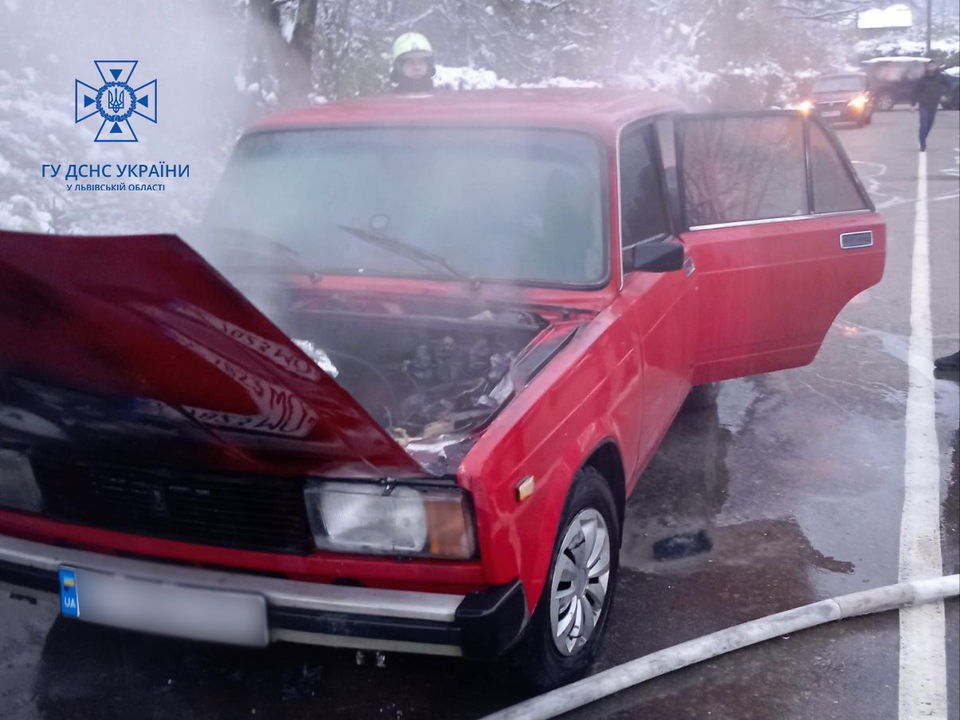 На Львівщині на ходу спалахнув автомобіль