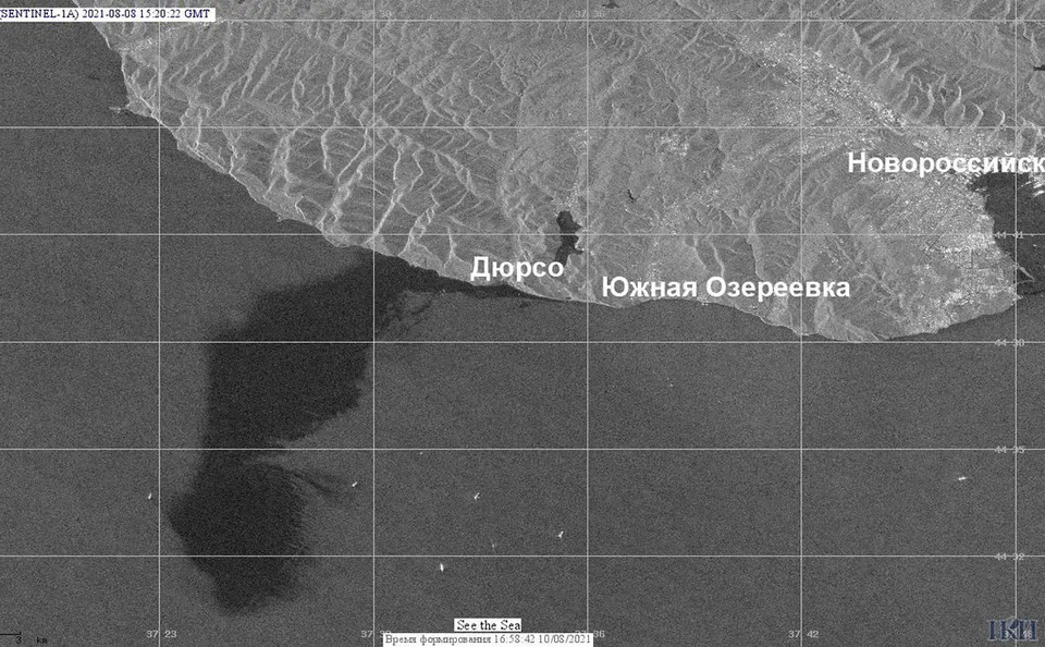 Пляма розлитої нафти у Чорному морі