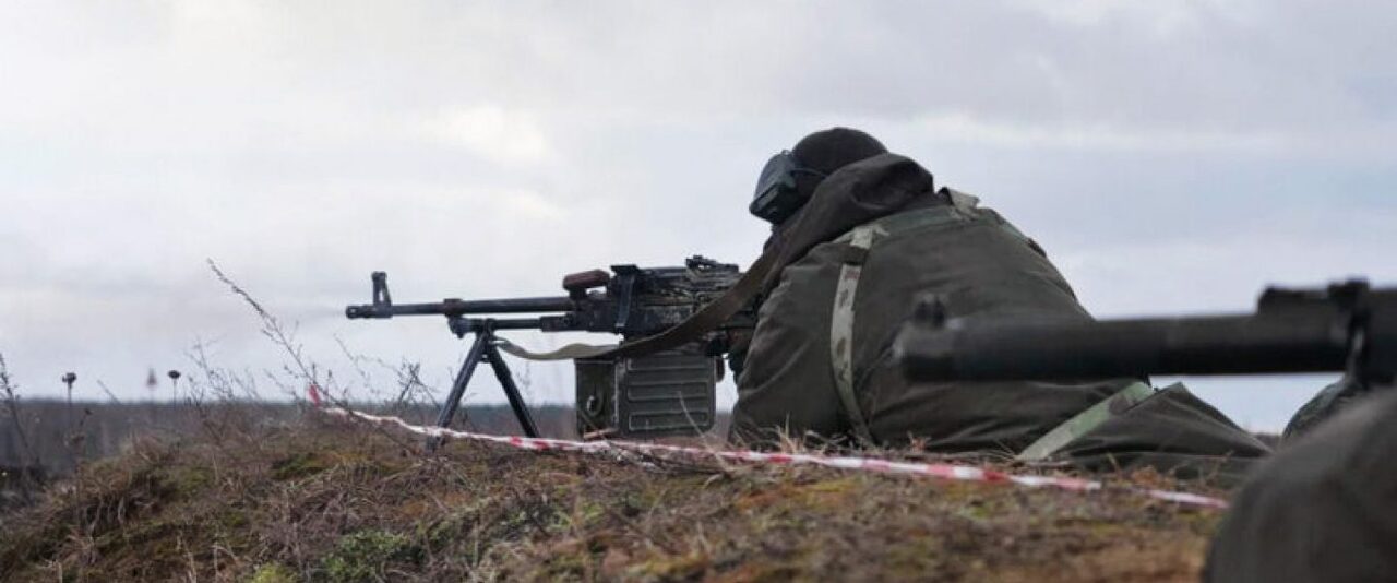 Біля Києва рашисти обстріляли з кулеметів цивільне авто, є загиблі та поранені