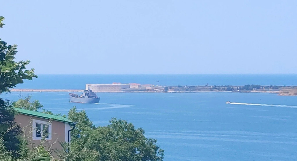 Не покидав бухту з квітня: із окупованого Севастополя вийшов десантний корабель рф