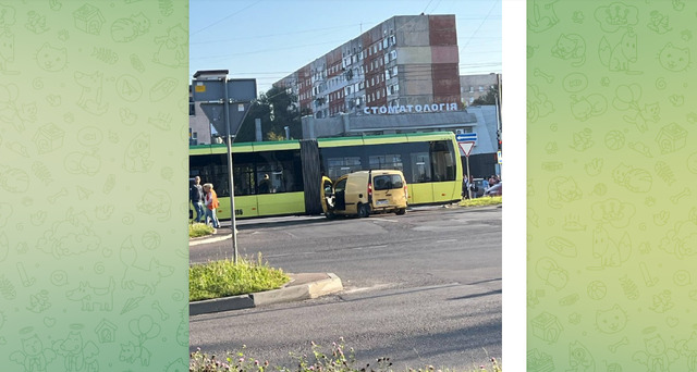 У Львові автомобіль в'їхав у трамвай: рух транспорту ускладнено