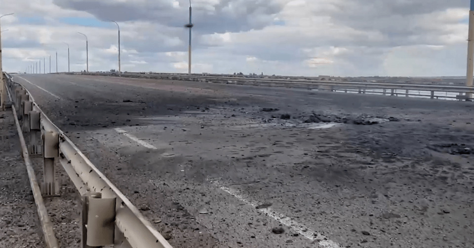 ЗСУ вдарили по Антонівському мосту, пролунали вибухи: з'явилося відео