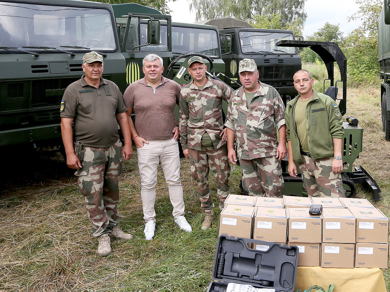 Президент «Руху» Григорій Козловський передав для ЗСУ шість вантажівок