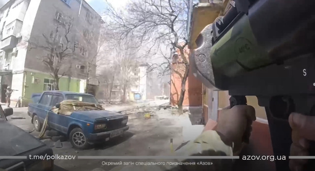 У Маріуполі боєць полку «Азов» знищив російську техніку. З'явилося відео