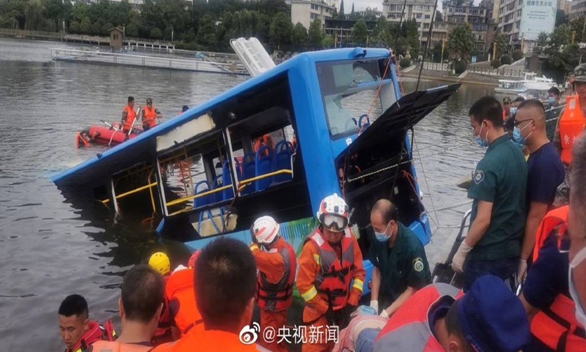 Падении автобуса в реку. Падение общественного транспорта в воду. Автобус упал в воронку.