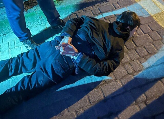Пограбування у Львові: чоловік «виніс» з магазину 12 тисяч і товар