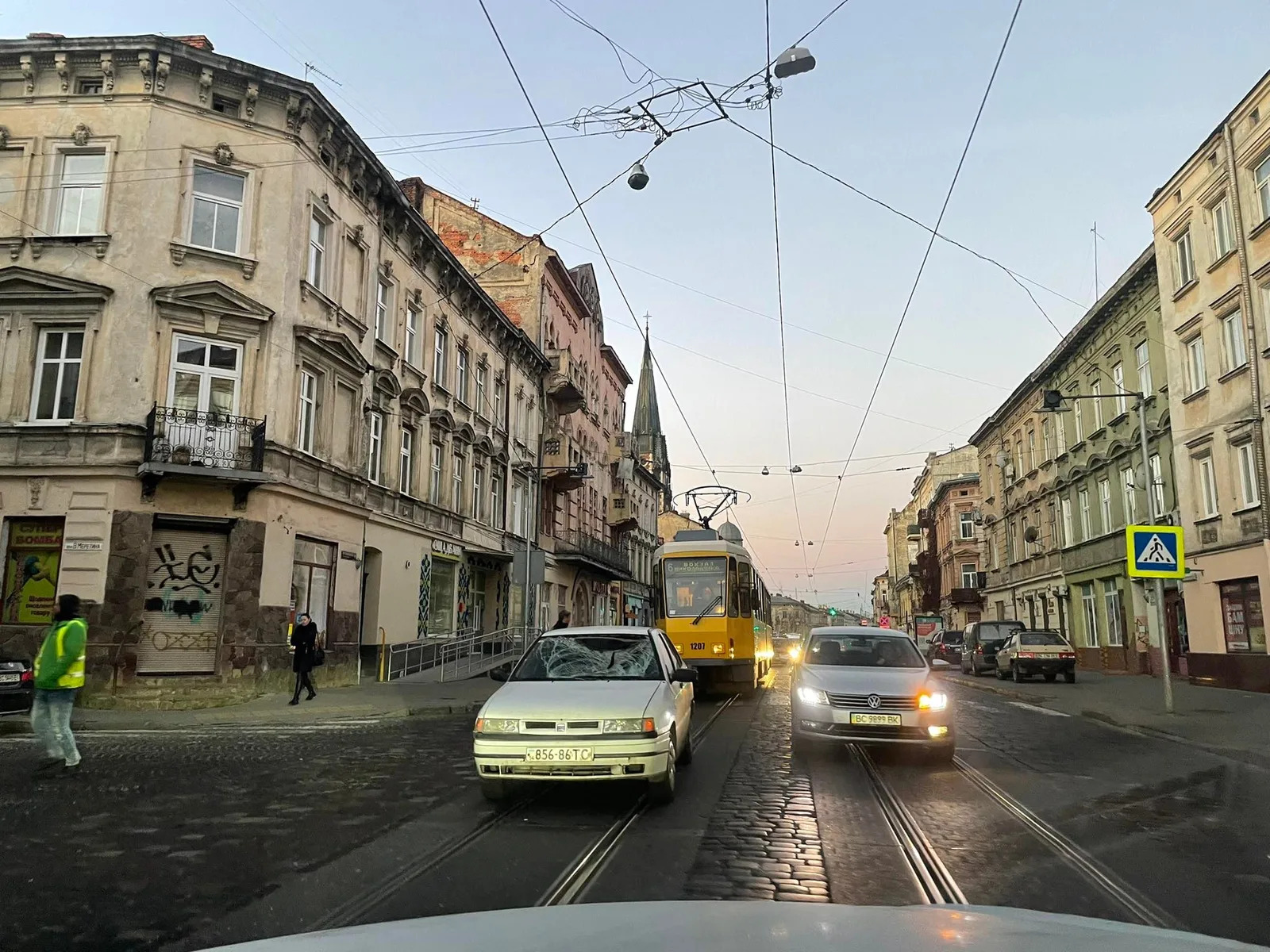 У Львові зранку автомобіль збив пішохода: тимчасово не курсують трамваї