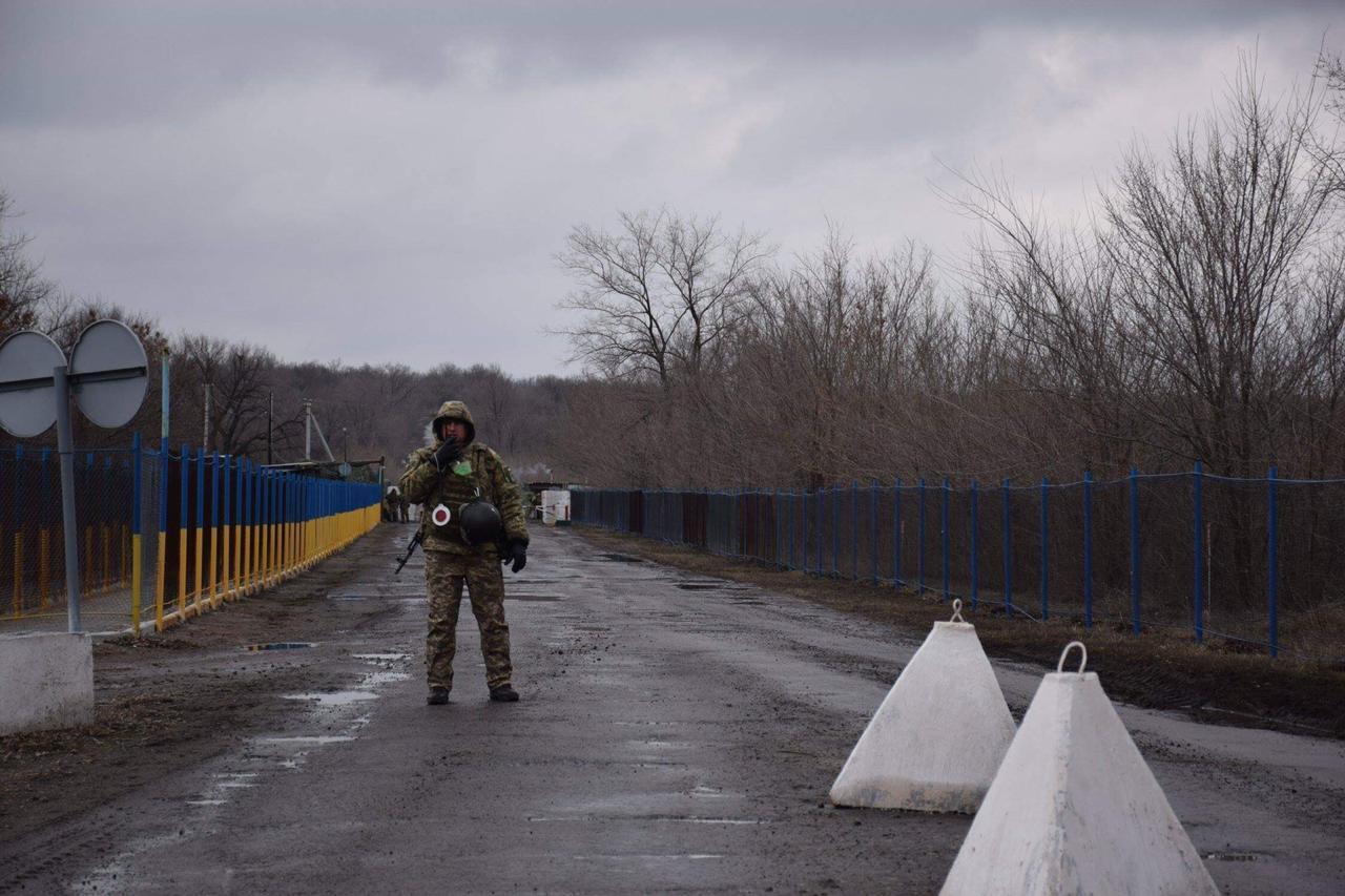 Ситуация на линии соприкосновения в донбассе сегодня. Украинские военные в Луганске. Погран пункты ДНР Украины. Фото с линии соприкосновения на Украине. Линия соприкосновения на Донбассе фото.