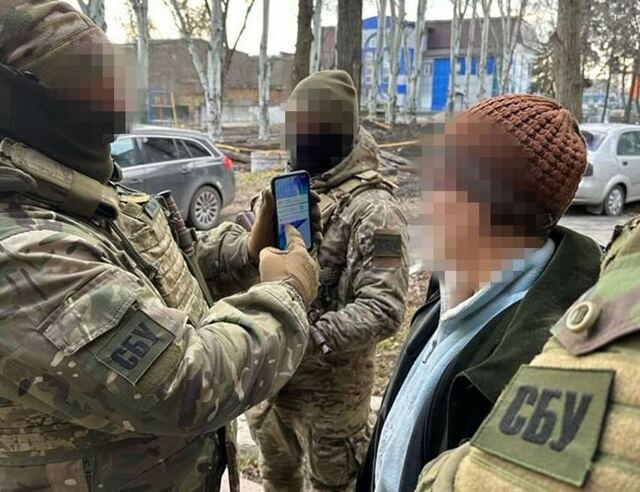 СБУ затримала двох чоловіків, які «зливали» росіянам позиції ЗСУ
