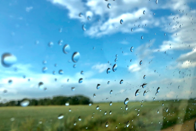Рекордна спека та опади: синоптики розповіли, як розпочнеться тиждень