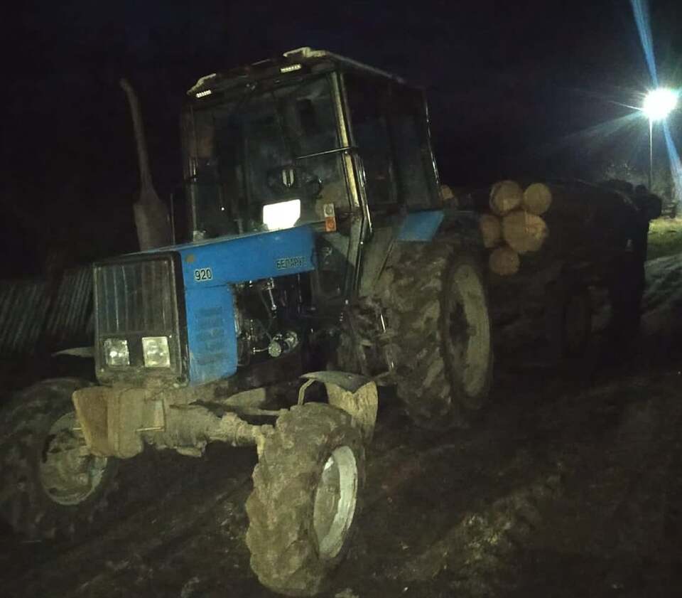 У Червоноградському районі чоловік трактором вивозив незаконно зрубану деревину.