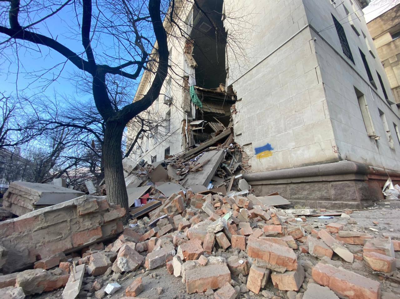 Росіяни вдарили по будівлі Херсонської ОВА: у Зеленського показали наслідки