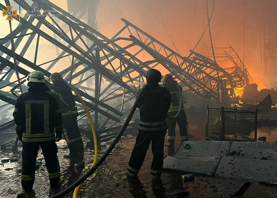 Окупанти завдали авіаудару біля Києва: спалахнули великі продуктові склади