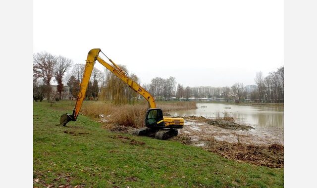 У Львові почали чистити популярне для відпочинку озеро