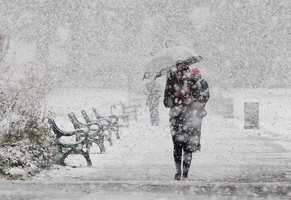 Дощ зі снігом, ожеледиця та вітер: в Україні знову зміниться погода