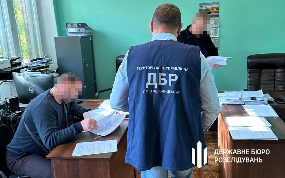 У Хмельницькій області адвокат та правоохоронець підробляли довідки для ухилянтів