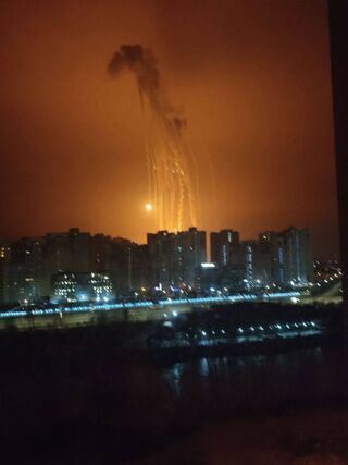 У Києві на 9-поверховий житловий будинок впав збитий російський літальний апарат, спалахнула пожежа