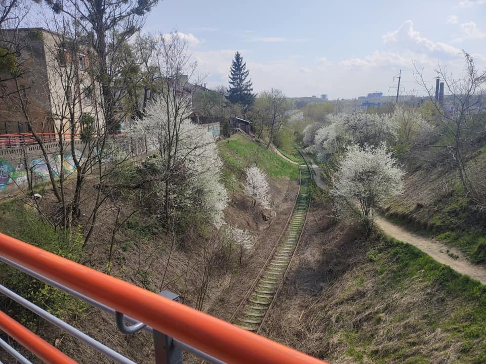 У Львові неповнолітніх хлопця та дівчину вразило струмом на мосту над залізницею: що відомо