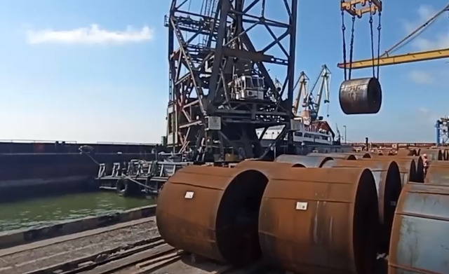 У Маріуполі росіяни завантажують судно краденим українським металом (відео)