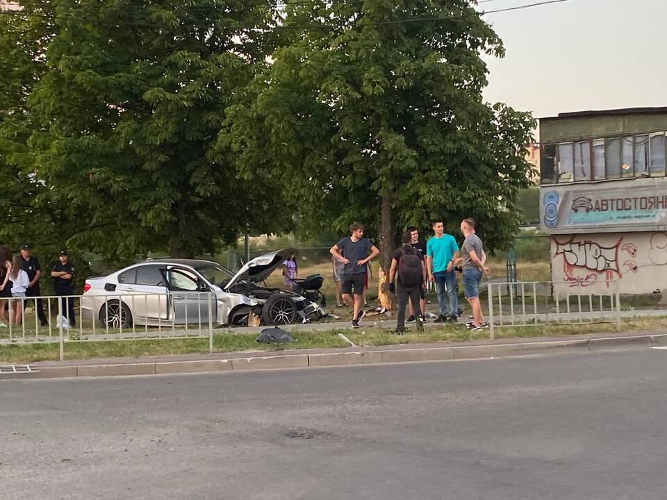 У Львові водій «БМВ» на швидкості врізався в огорожу та дерево