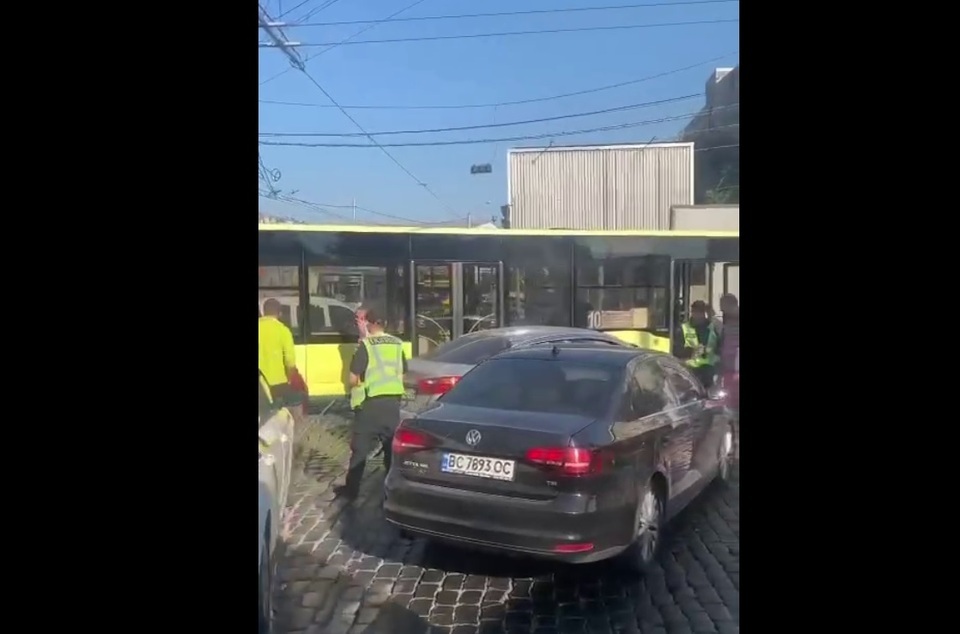 Масштабна аварія у Львові: не розминулися автобус та 3 автомобілі