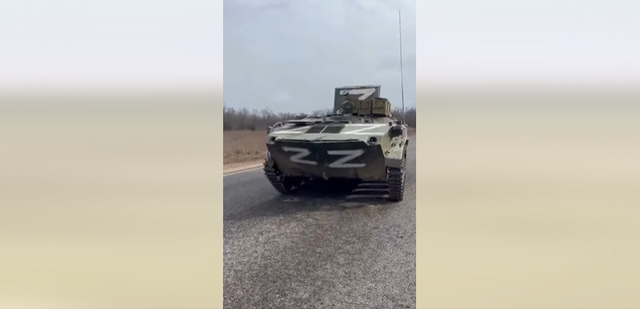 Російські військові покинули посеред дороги на Херсонщині справний бронетранспортер. Відео