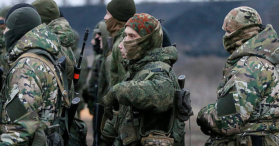 Російським військовим видають «новітню» зброю: що відомо