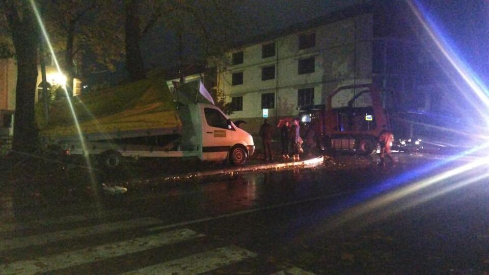 На Львівщині зіткнулися вантажівка та мікроавтобус: від удару авто наїхало на двох пішоходів