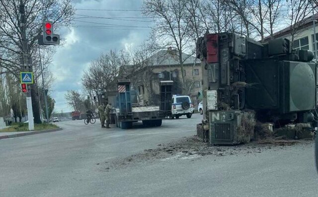 У центрі окупованого Мелітополя перекинулася російська вантажівка з системою ППО (фото)
