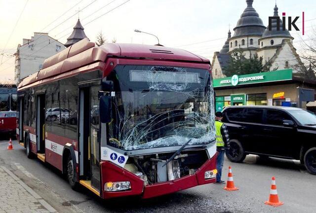 В Івано-Франківську сталася масштабна ДТП: не розминулися тролейбуси та автомобілі