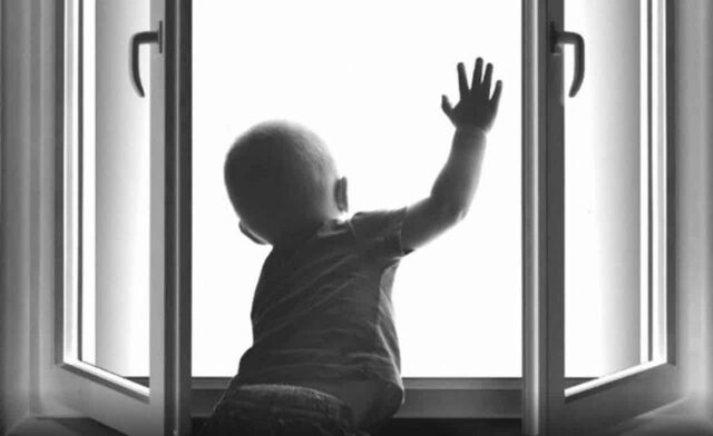 З вікна багатоповерхівки у Вінниці випала маленька дитина