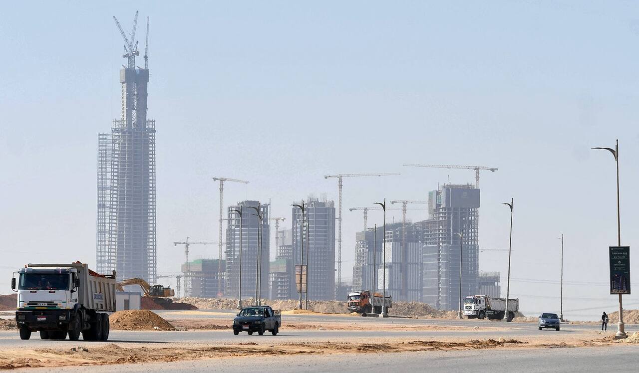 Будівництво ділового центру нової столиці в березні 2021 року. Зліва — зведення висотки Iconic Tower. Фото: Ahmed Hasan / AFP