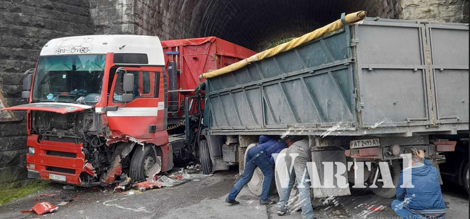На трасі Львів-Тернопіль у тунелі зіткнулися дві вантажівки: рух ускладнено
