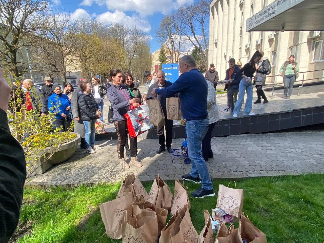 БО «Милосердна домівка» передала мешканцям Львова великодні смаколики
