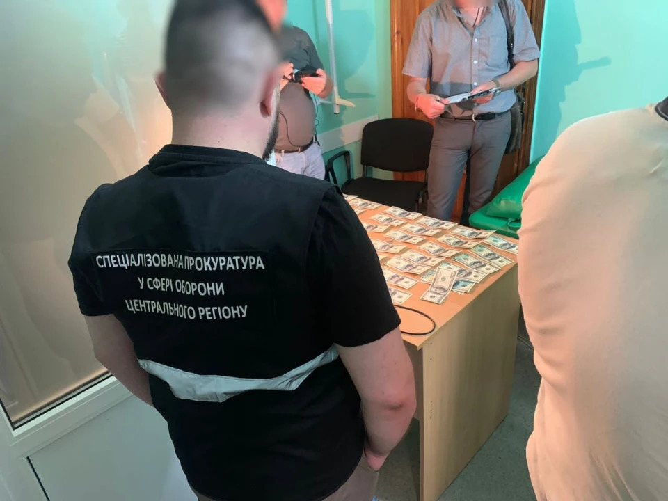 У Києві військовий брав тисячі доларів за допомогу в ухиленні від призову
