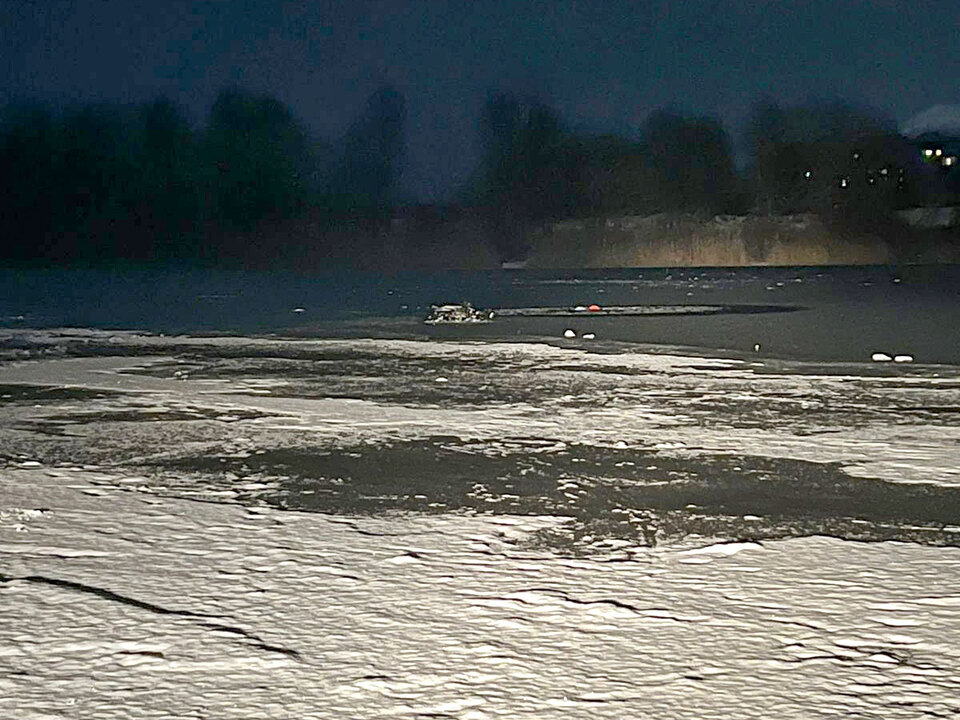 На Дніпрі чоловік з маленькою дитиною провалилися під кригу: з’явилися деталі