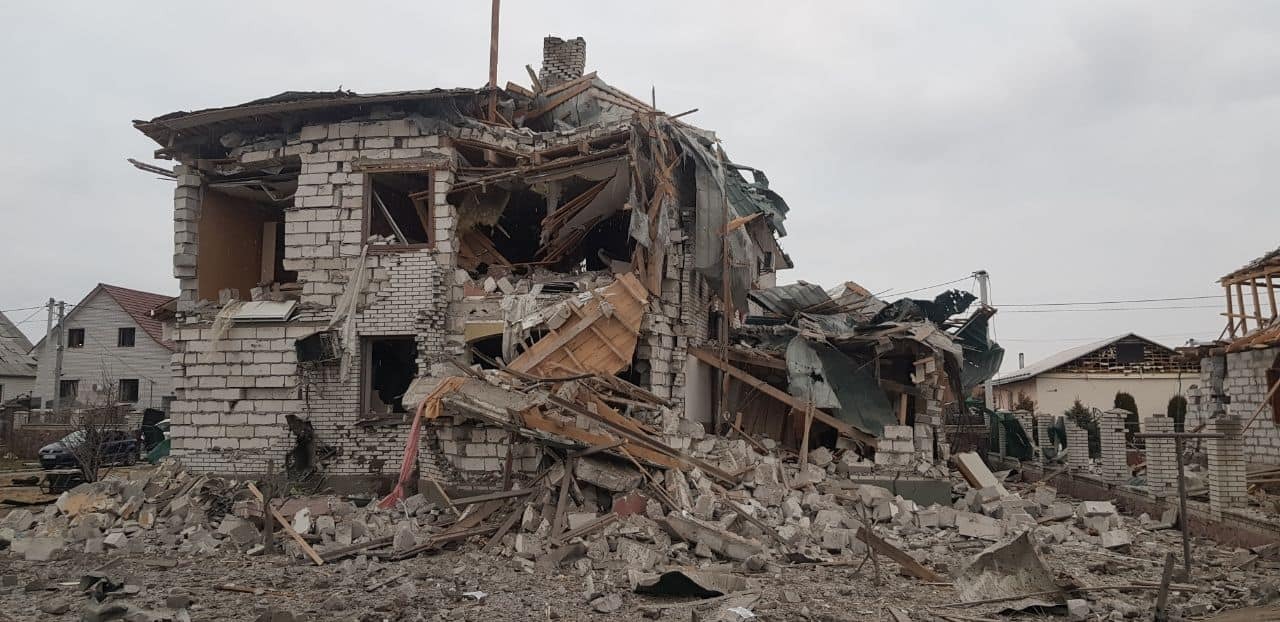 Ворог завдав ракетного удару по житлових будинках на Житомирщині. З'явилися фото наслідків