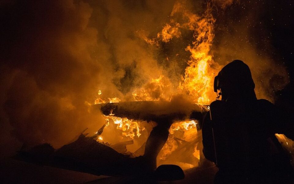 У Києві пролунав вибух та спалахнув автомобіль