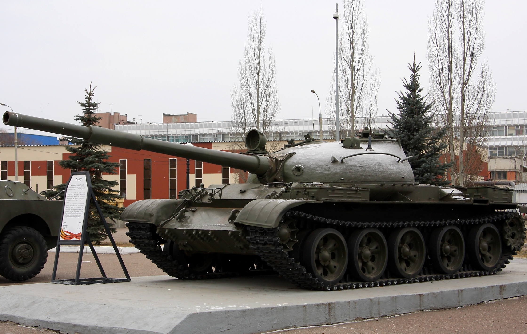 Окупанти використовують в Україні застарілі танки Т-62: що відомо